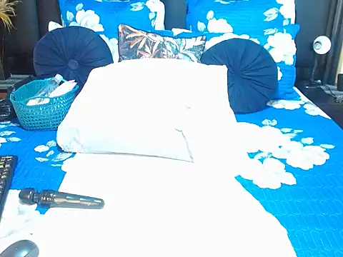 NaughtyLuux12 webcam