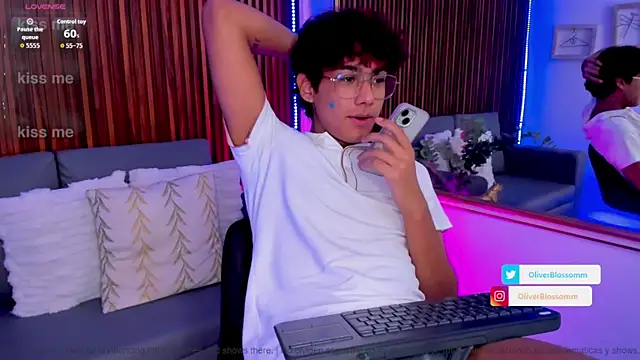 Oliver20__ live cam on StripChat