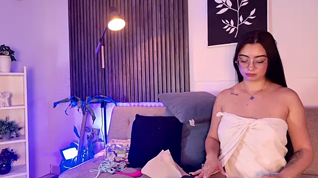 Watch _emily_gilll_ live on EroticFlix - High definition streams