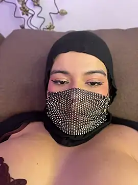 Yasminee_ live cam on StripChat