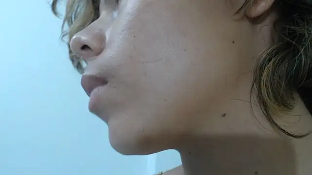 skinnysexy18 live cam