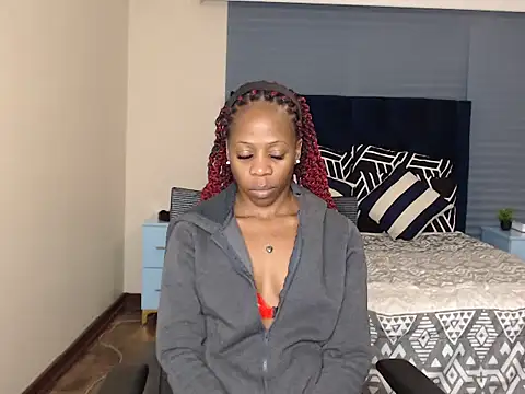 QUEENMANDYY live cam on StripChat