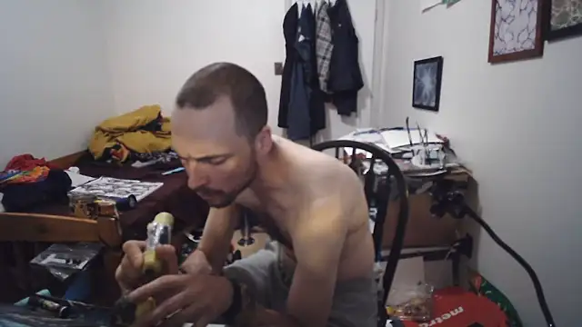JohnnyMoves webcam