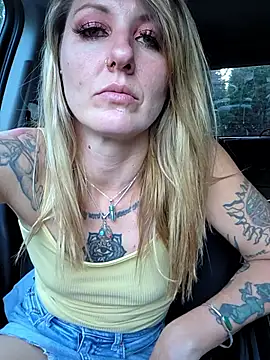 SheIsSomething webcam