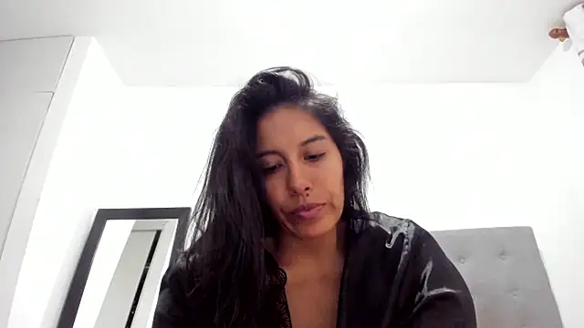 lizalorini (F milf) - boobs close to cam