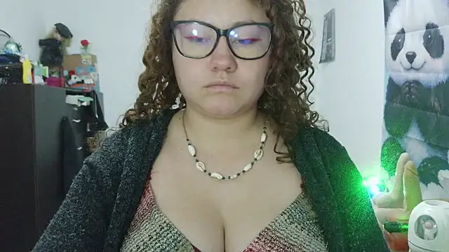 curly_greeneyed webcam