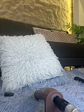Watch Isa__Blanc live on EroticFlix - High definition streams