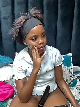 Littlebunny33 live cam on StripChat