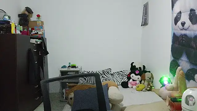 curly_greeneyed webcam