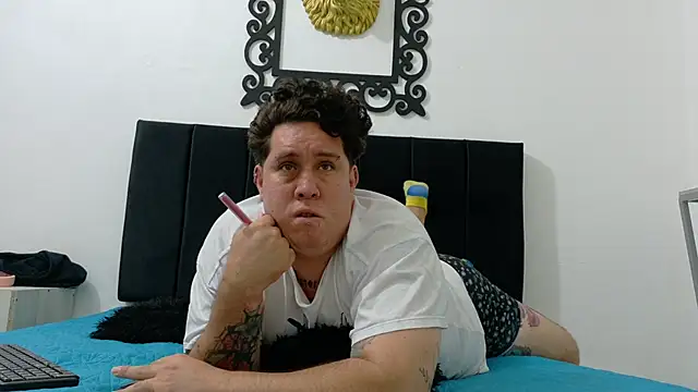 PinkQueen23 webcam