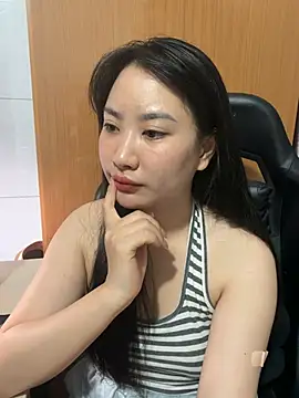 QuynhAnh99 live cam on StripChat