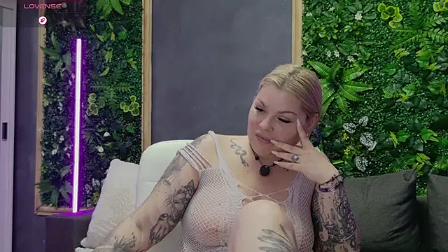 issa_jo - Issa_Jo's free webcam - UK Sex Cams