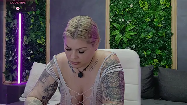 Issa_Jo webcam