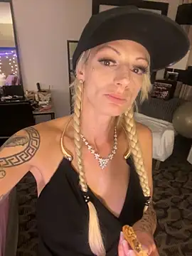 blonDDbombsheLL99 webcam