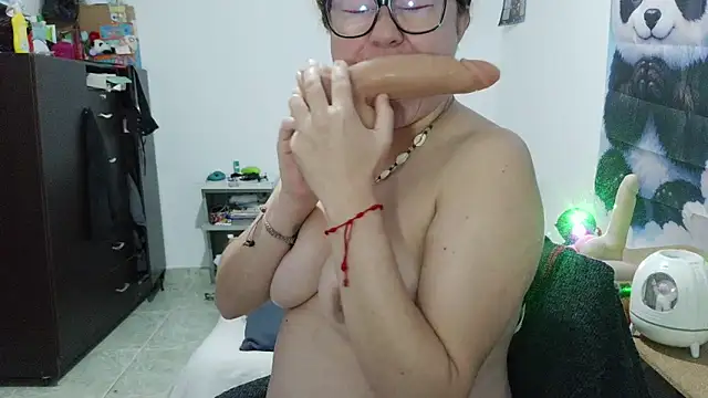 curly_greeneyed webcam