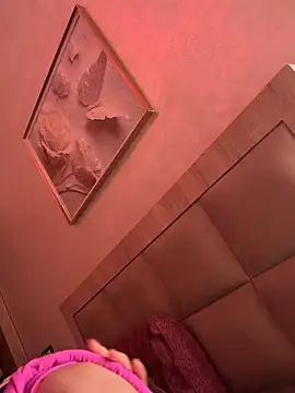 Watch YaraQueen live on EroticFlix - High definition streams