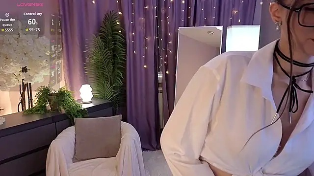 ariacatrool (F teen) - Bra straps tease