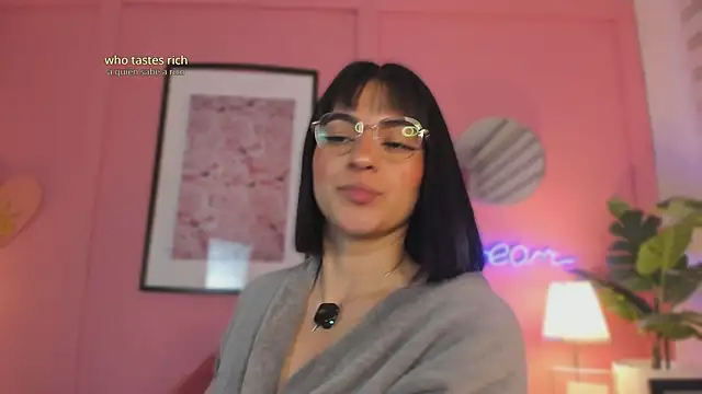 SoySaraa live cam on StripChat