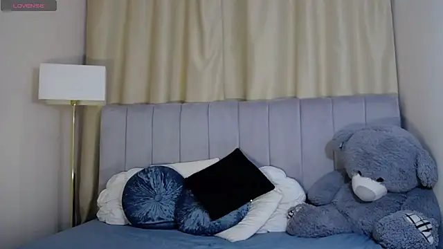 erikka__ (F young) - playing dildo with pussy