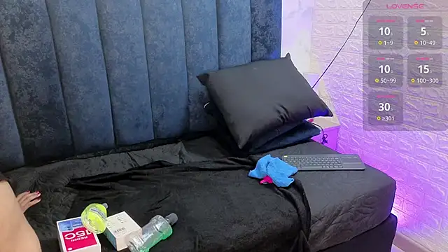 yunkeyc (F milf) - Boobs bounce + suck them