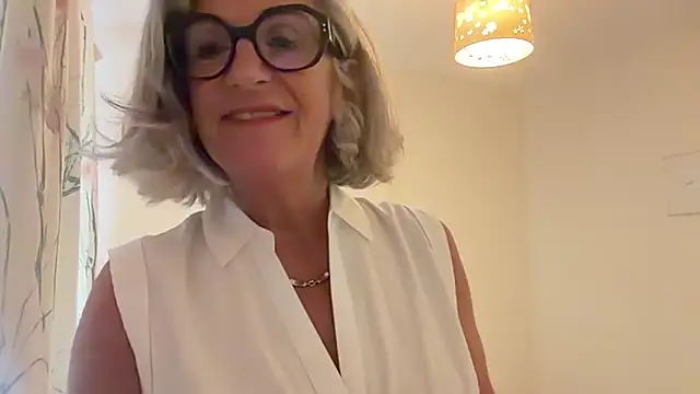 naughtymonicauk (F mature) - BIG BREASTS CLEAVAGE SQUEEZE