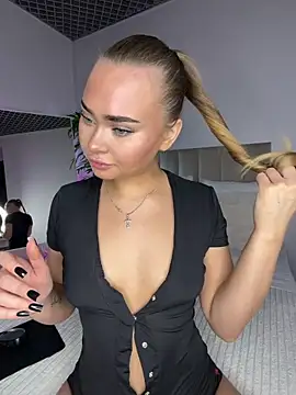 MonicaWestt webcam