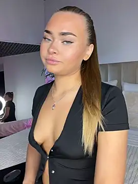 MonicaWestt webcam