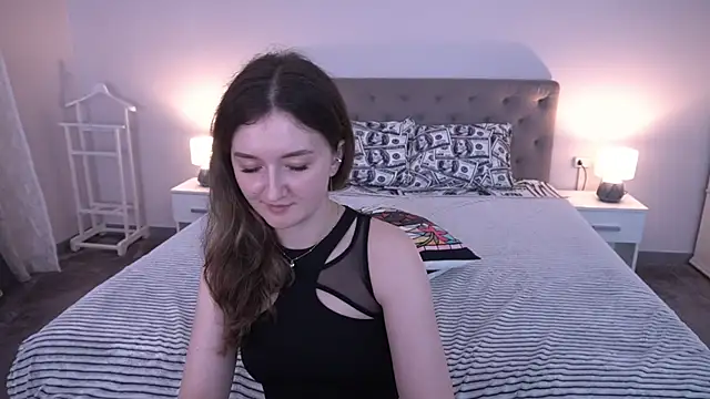 CyrenaLuxe live cam on StripChat