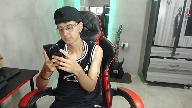 garu-hot18 live cam on StripChat