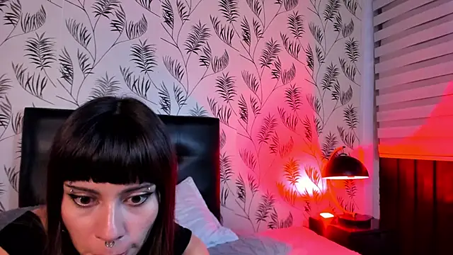 RavenAracne live cam on StripChat