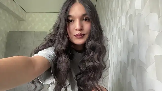 Watch LisetteParajon live on EroticFlix - High definition streams