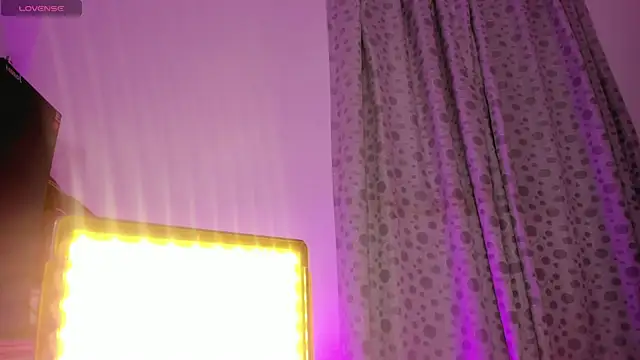 Selena_fox24 live sex cam