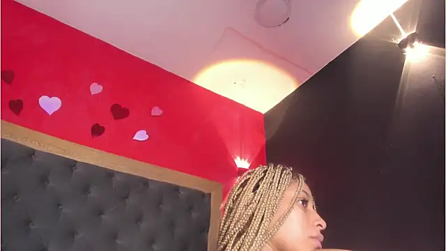 yayahilton - YayaHilton's free webcam - UK Sex Cams