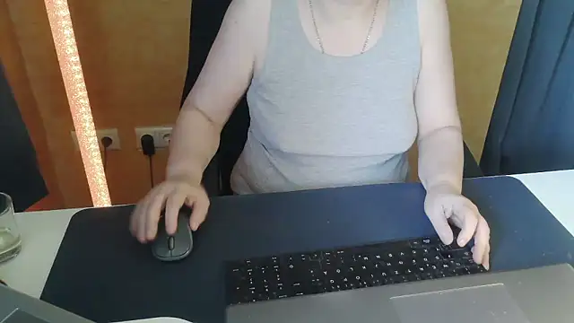 SweetPhoenix76 webcam