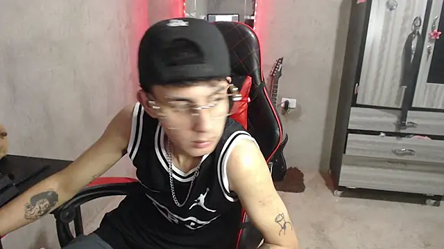 garu-hot18 webcam