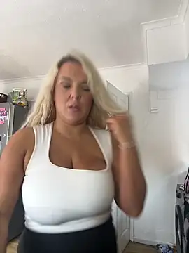 Bustyblondebabe32