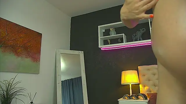 Watch TaniaKaverina live on EroticFlix - High definition streams