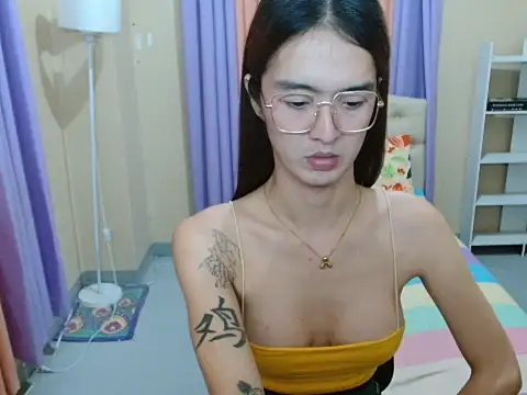 XxTsUncutAskaxX webcam