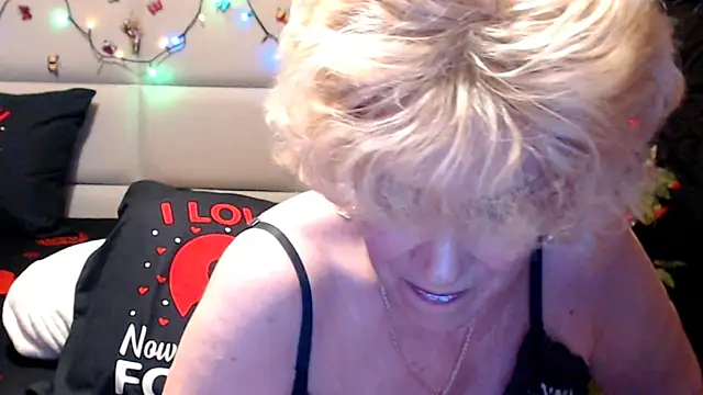 HappyWomanOn webcam