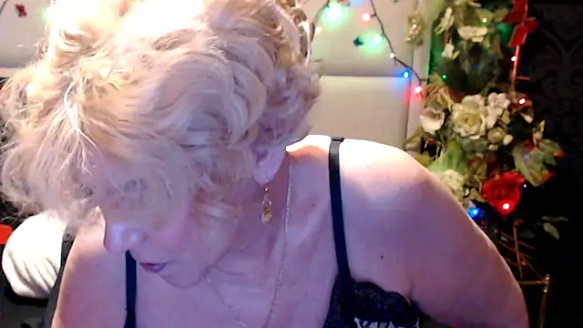 HappyWomanOn webcam