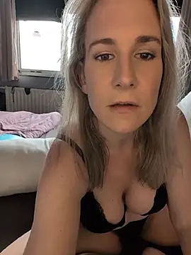 NaomiAndFriends live cam