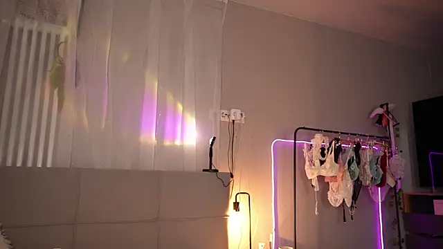 melissaxcbx (F young) - slaps boobs