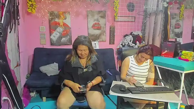 lesbiancuple live cam on StripChat