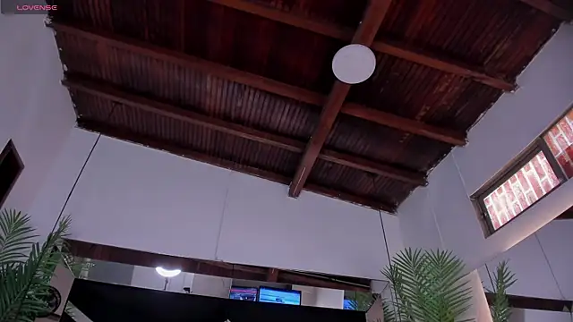 emily-fox live cam on StripChat
