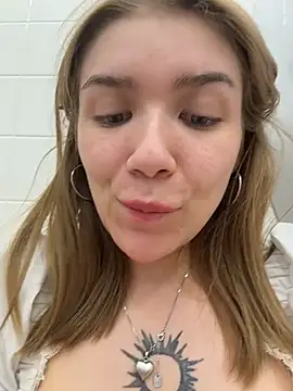FlashTitsRoyal webcam