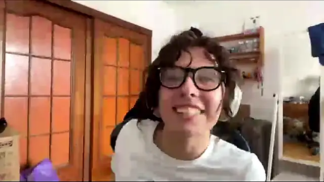 PillowPeachX webcam