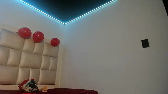Watch peyton__wat live on EroticFlix - High definition streams