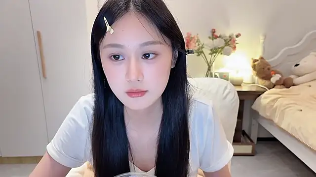 Hu-uzzzZ live cam on StripChat