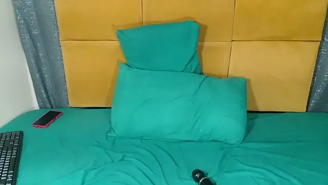 HugeTitisxx webcam