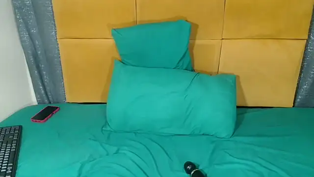 HugeTitisxx webcam